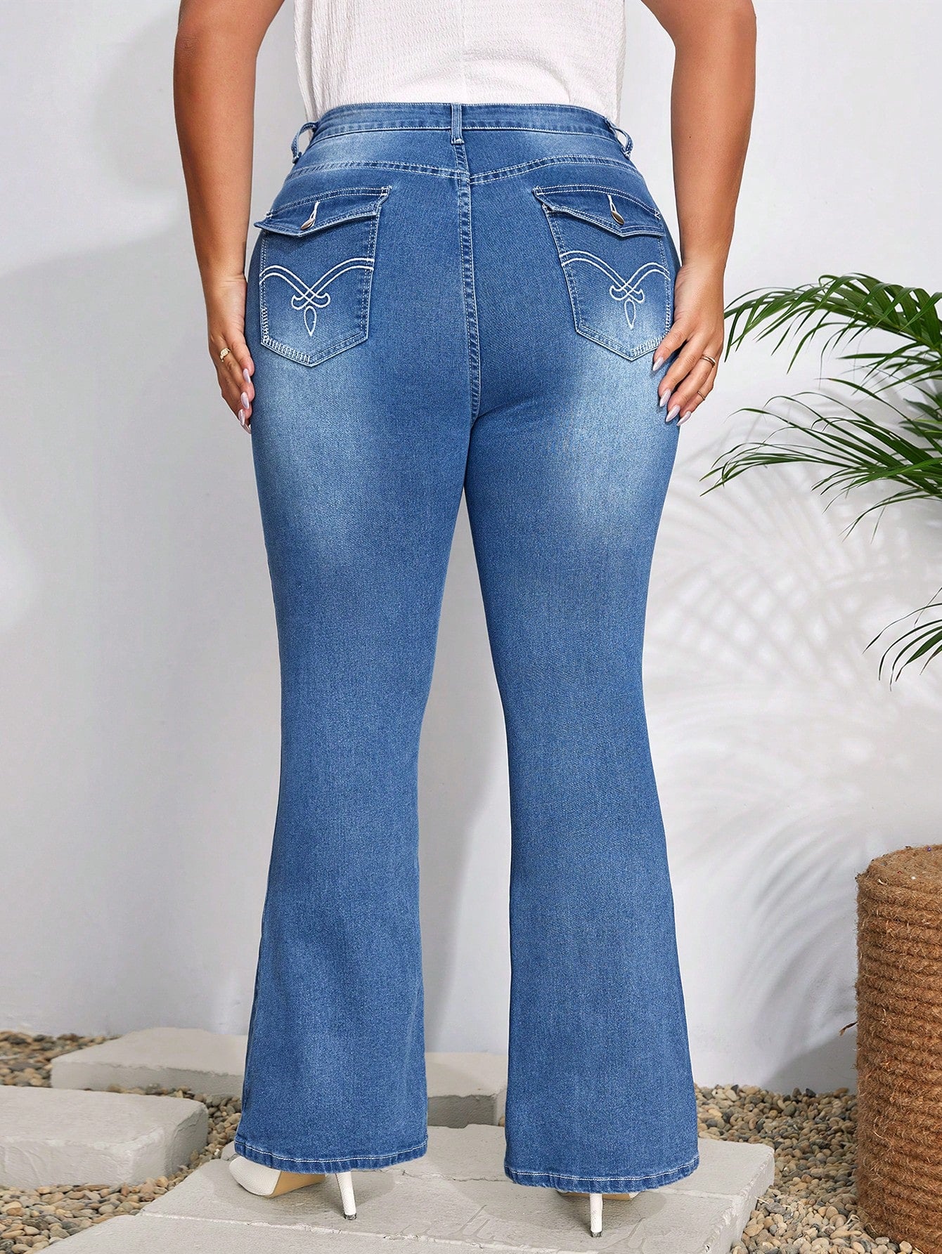 Plus Size Women Embroidery Inserted Pockets Bell Bottom Jeans