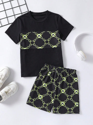 Young Boy Chain Print Splice Top & All-Over Print Shorts Set