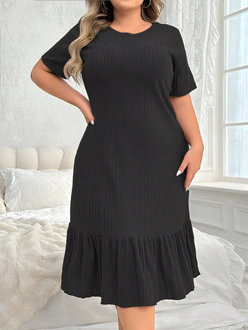Plus Size Women's Simple Black Short Sleeve Round Neck Nightgown