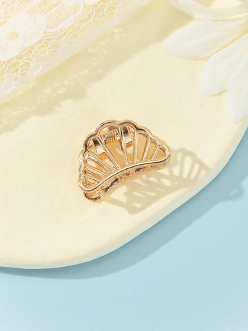 A Women's Gold Hollow Shell-shaped Fashionable Small Claw Clip Suitable For Daily Wear